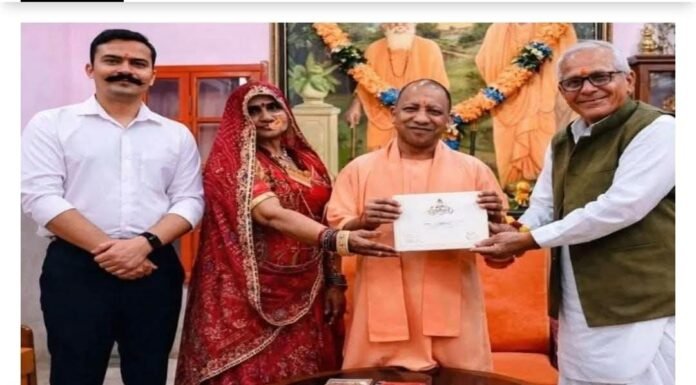 संभल एसपी कृष्ण कुमार विश्नोई ने गोरखपुर पहुंचकर सीएम योगी को दिया शादी का निमंत्रण