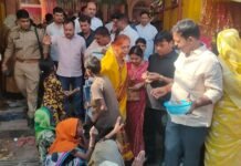 दुर्गा अष्टमी पर उमड़ा भक्ति का सैलाब: डॉ. उदय प्रताप चतुर्वेदी ने समय माता मंदिर में टेका मत्था, मंदिर विकास के लिए दिए 51 हजार