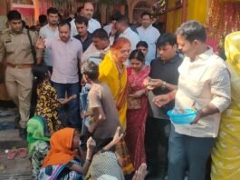 दुर्गा अष्टमी पर उमड़ा भक्ति का सैलाब: डॉ. उदय प्रताप चतुर्वेदी ने समय माता मंदिर में टेका मत्था, मंदिर विकास के लिए दिए 51 हजार
