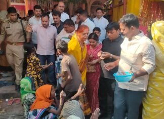 दुर्गा अष्टमी पर उमड़ा भक्ति का सैलाब: डॉ. उदय प्रताप चतुर्वेदी ने समय माता मंदिर में टेका मत्था, मंदिर विकास के लिए दिए 51 हजार