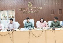 मण्डलायुक्त अखिलेश सिंह की अध्यक्षता में विकास योजनाओं की मासिक समीक्षा बैठक