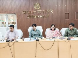 मण्डलायुक्त अखिलेश सिंह की अध्यक्षता में विकास योजनाओं की मासिक समीक्षा बैठक