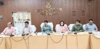 मण्डलायुक्त अखिलेश सिंह की अध्यक्षता में विकास योजनाओं की मासिक समीक्षा बैठक