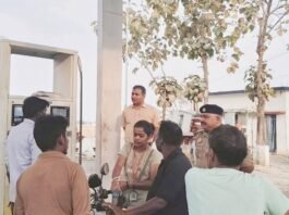 जनसुविधा को लेकर जिला प्रशासन सतर्क: उप जिलाधिकारी व क्षेत्राधिकारी ने पेट्रोल पंपों का औचक भ्रमण किया