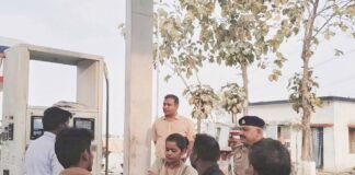 जनसुविधा को लेकर जिला प्रशासन सतर्क: उप जिलाधिकारी व क्षेत्राधिकारी ने पेट्रोल पंपों का औचक भ्रमण किया