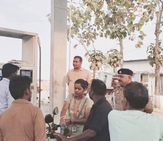 जनसुविधा को लेकर जिला प्रशासन सतर्क: उप जिलाधिकारी व क्षेत्राधिकारी ने पेट्रोल पंपों का औचक भ्रमण किया