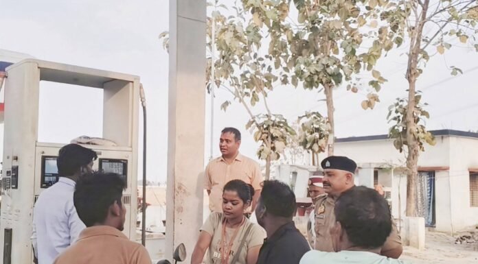 जनसुविधा को लेकर जिला प्रशासन सतर्क: उप जिलाधिकारी व क्षेत्राधिकारी ने पेट्रोल पंपों का औचक भ्रमण किया