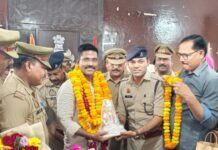 मऊ पुलिस परिवार ने दी भावभीनी विदाई: एसएसपी इलामारन को एटा स्थानांतरण पर विदा किया