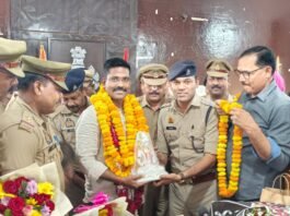 मऊ पुलिस परिवार ने दी भावभीनी विदाई: एसएसपी इलामारन को एटा स्थानांतरण पर विदा किया