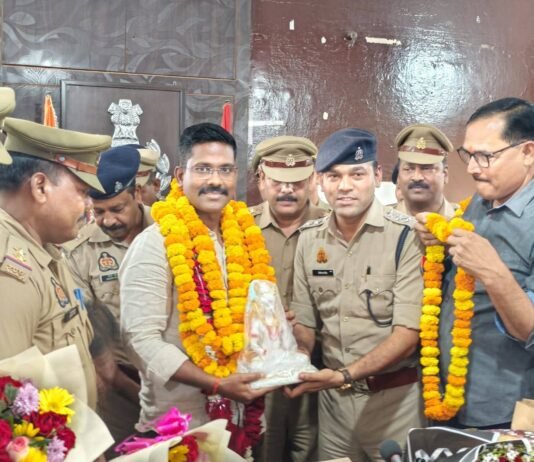 मऊ पुलिस परिवार ने दी भावभीनी विदाई: एसएसपी इलामारन को एटा स्थानांतरण पर विदा किया