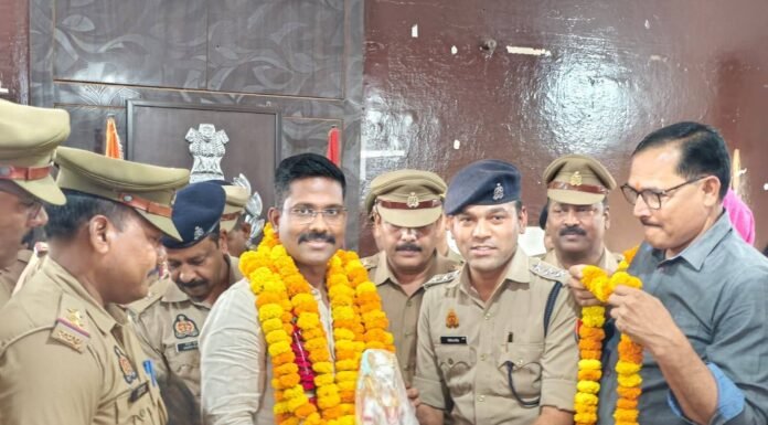 मऊ पुलिस परिवार ने दी भावभीनी विदाई: एसएसपी इलामारन को एटा स्थानांतरण पर विदा किया