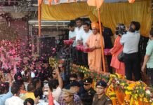 योगी ने रवाना की भक्त प्रह्लाद की भव्य शोभायात्रा, खेली फूलों की होली