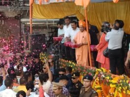 योगी ने रवाना की भक्त प्रह्लाद की भव्य शोभायात्रा, खेली फूलों की होली