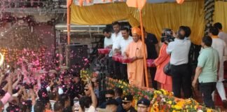 योगी ने रवाना की भक्त प्रह्लाद की भव्य शोभायात्रा, खेली फूलों की होली