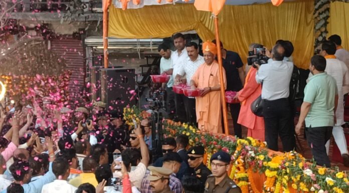योगी ने रवाना की भक्त प्रह्लाद की भव्य शोभायात्रा, खेली फूलों की होली