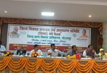 दिशा समिति बैठक में केंद्रीय मंत्री कमलेश पासवान सख्त: 5 वर्ष में टूटी सड़कों की मरम्मत न करने वाली संस्थाओं को ब्लैकलिस्ट करने के निर्देश