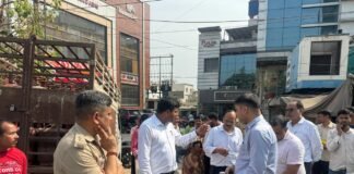 गैस वितरण पर प्रशासन की सख्ती: डीएम दीपक मीणा और एसएसपी डॉ. कौस्तुभ ने किया औचक निरीक्षण