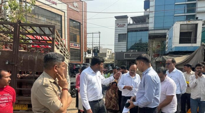 गैस वितरण पर प्रशासन की सख्ती: डीएम दीपक मीणा और एसएसपी डॉ. कौस्तुभ ने किया औचक निरीक्षण