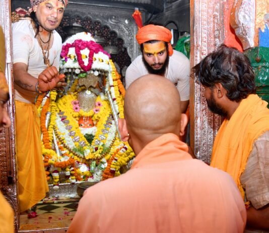 सीएम योगी ने अयोध्या में किया दर्शन-पूजन हनुमानगढ़ी और श्रीराम मंदिर में झुकाया शीश, निर्माण कार्यों की ली जानकारी