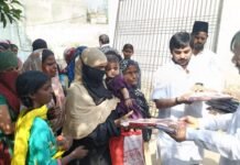 अलविदा पर इंसानियत की मिसाल नवाब फारुख अशरफ ने सैकड़ों महिलाओं में बांटे सूट-साड़ी, पुश्तैनी परंपरा को आगे बढ़ाया