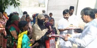 अलविदा पर इंसानियत की मिसाल नवाब फारुख अशरफ ने सैकड़ों महिलाओं में बांटे सूट-साड़ी, पुश्तैनी परंपरा को आगे बढ़ाया