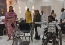 डीएम ने जनसुनवाई में दिव्यांग आवेदक को दिलाई नई ट्राई साइकिल