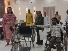 डीएम ने जनसुनवाई में दिव्यांग आवेदक को दिलाई नई ट्राई साइकिल