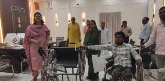 डीएम ने जनसुनवाई में दिव्यांग आवेदक को दिलाई नई ट्राई साइकिल