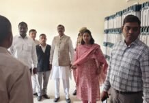 डीएम ने राजनीतिक दलों के साथ किया ईवीएम-वीवीपैट वेयर हाउस का निरीक्षण