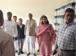 डीएम ने राजनीतिक दलों के साथ किया ईवीएम-वीवीपैट वेयर हाउस का निरीक्षण