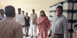 डीएम ने राजनीतिक दलों के साथ किया ईवीएम-वीवीपैट वेयर हाउस का निरीक्षण