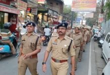 रमज़ान और ईद को लेकर गोरखपुर में हाई अलर्ट, एसपी सिटी निमिष पाटिल का फ्लैग मार्च