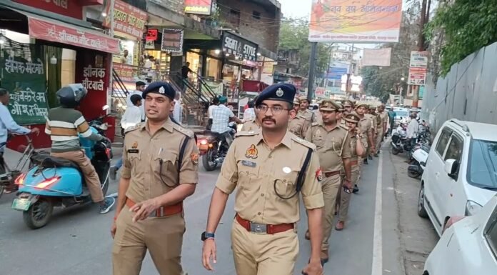 रमज़ान और ईद को लेकर गोरखपुर में हाई अलर्ट, एसपी सिटी निमिष पाटिल का फ्लैग मार्च