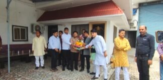 ईद पर समाजसेवी डॉ. उदय प्रताप चतुर्वेदी ने बांटी खुशियां, मजबूत किया भाईचारे का संदेश