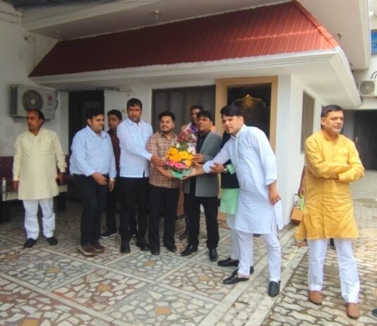 ईद पर समाजसेवी डॉ. उदय प्रताप चतुर्वेदी ने बांटी खुशियां, मजबूत किया भाईचारे का संदेश