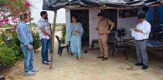 डीएम ने अस्थायी गौ संरक्षण केन्द्र का किया औचक निरीक्षण, दिए सख्त निर्देश