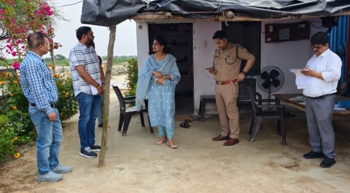 डीएम ने अस्थायी गौ संरक्षण केन्द्र का किया औचक निरीक्षण, दिए सख्त निर्देश