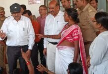 बकाया भुगतान को लेकर आशा बहुओं का डीएम कार्यालय पर प्रदर्शन, एसीएम के समझाने पर समाप्त हुआ धरना