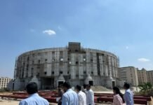 आयुष विश्वविद्यालय के निर्माण कार्यों में देरी पर मंडलायुक्त सख्त, गुणवत्ता के साथ जल्द पूरा करने के निर्देश