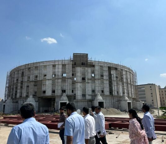 आयुष विश्वविद्यालय के निर्माण कार्यों में देरी पर मंडलायुक्त सख्त, गुणवत्ता के साथ जल्द पूरा करने के निर्देश