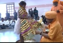 गोरखनाथ मंदिर में कन्या पूजन: मुख्यमंत्री योगी आदित्यनाथ ने पखारे चरण, कराया भोज