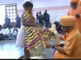 गोरखनाथ मंदिर में कन्या पूजन: मुख्यमंत्री योगी आदित्यनाथ ने पखारे चरण, कराया भोज