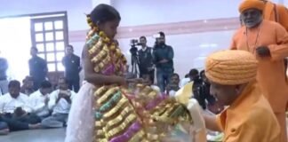गोरखनाथ मंदिर में कन्या पूजन: मुख्यमंत्री योगी आदित्यनाथ ने पखारे चरण, कराया भोज