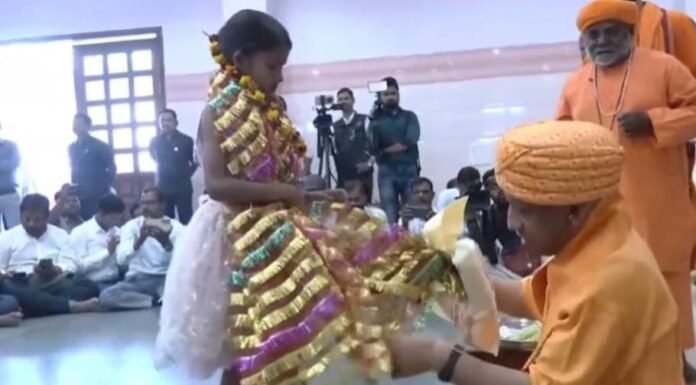 गोरखनाथ मंदिर में कन्या पूजन: मुख्यमंत्री योगी आदित्यनाथ ने पखारे चरण, कराया भोज