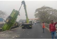 मगहर हाईवे पर भीषण हादसा: पूर्व ब्लॉक प्रमुख देवेंद्र यादव की मौत, कंबाइन मशीन पुल से लटकी