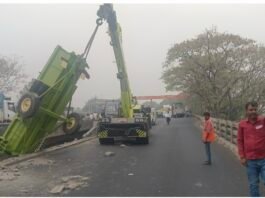 मगहर हाईवे पर भीषण हादसा: पूर्व ब्लॉक प्रमुख देवेंद्र यादव की मौत, कंबाइन मशीन पुल से लटकी