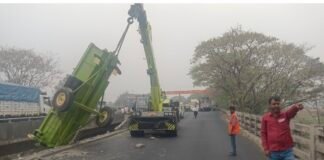 मगहर हाईवे पर भीषण हादसा: पूर्व ब्लॉक प्रमुख देवेंद्र यादव की मौत, कंबाइन मशीन पुल से लटकी