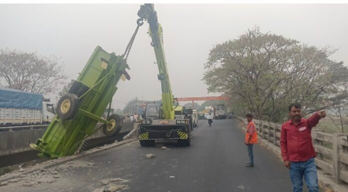 मगहर हाईवे पर भीषण हादसा: पूर्व ब्लॉक प्रमुख देवेंद्र यादव की मौत, कंबाइन मशीन पुल से लटकी