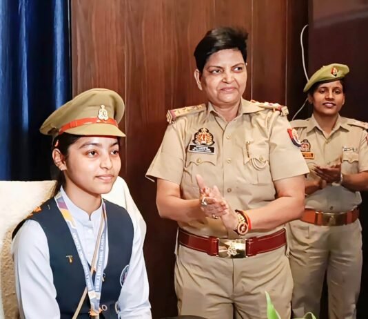 एक दिन की थानेदार बनी 10वीं की छात्रा नित्या कसौधन: महिला थाने में जानी पुलिस की कार्यप्रणाली