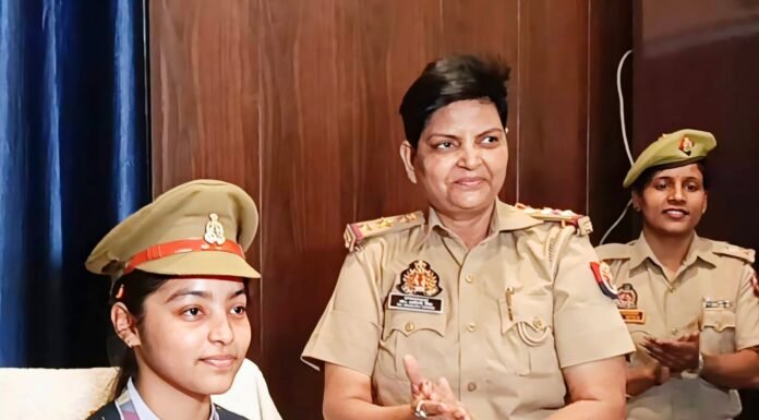 एक दिन की थानेदार बनी 10वीं की छात्रा नित्या कसौधन: महिला थाने में जानी पुलिस की कार्यप्रणाली